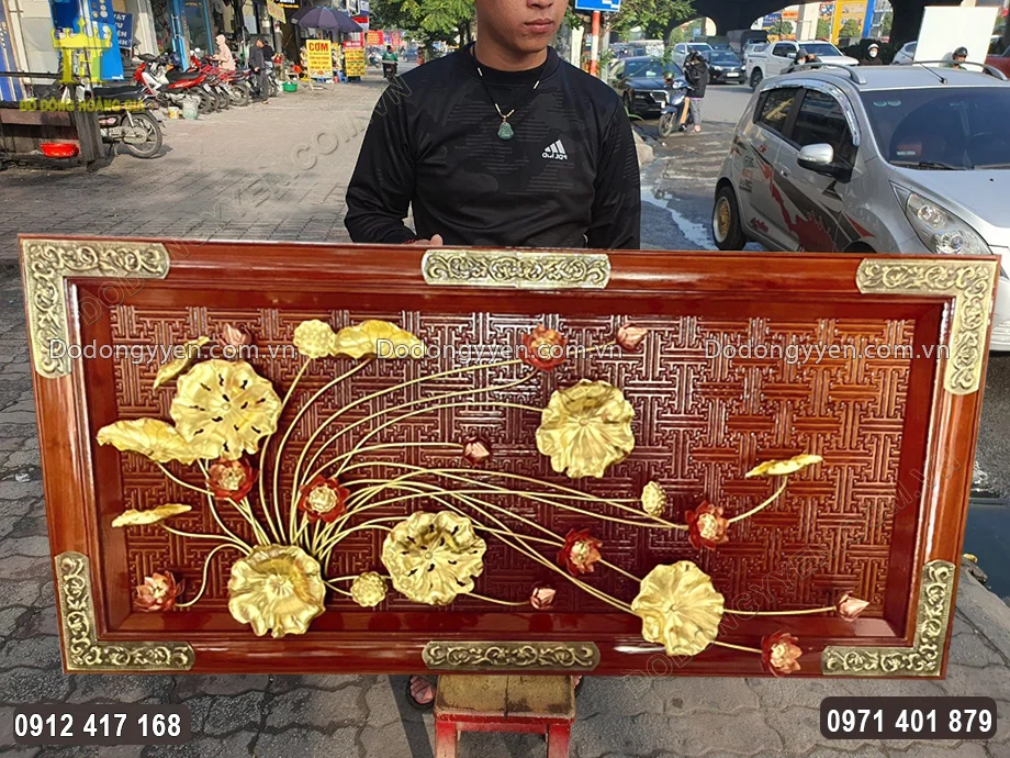 Gia chủ n&ecirc;n treo bức tranh tr&ecirc;n cao, tr&aacute;nh đối diện cửa ch&iacute;nh